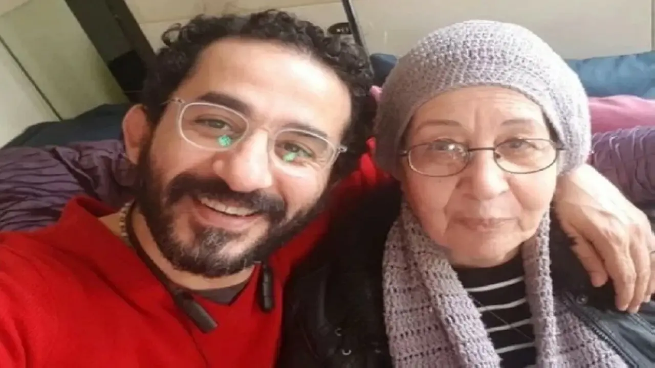 تدهور الحالة الصحية.. شقيقة أحمد حلمي تفجر مفاجأة بشأن والدتهما وسط صمت الفنان